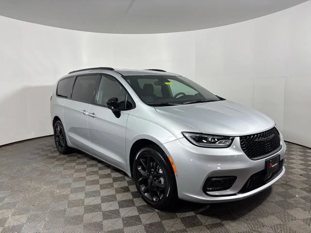 2026 Chrysler Pacifica Select AWD's photo