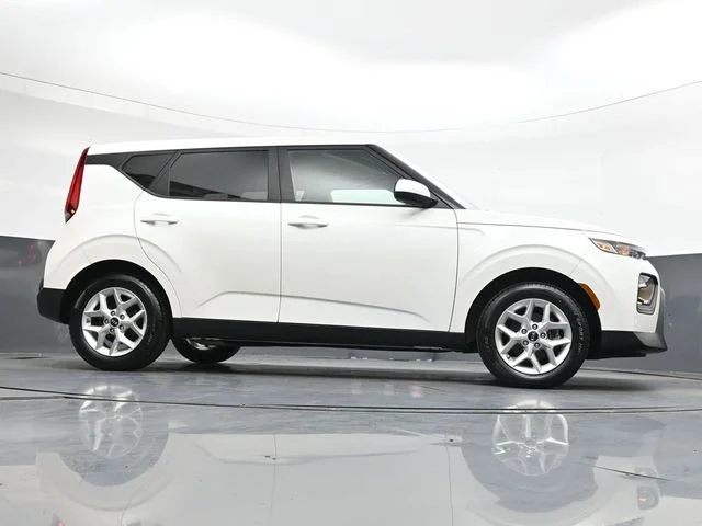 Used 2020 White Kia S image 34