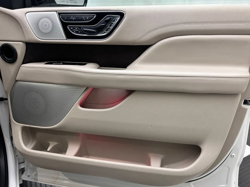 Used 2020 White Lincoln Reserve image 19