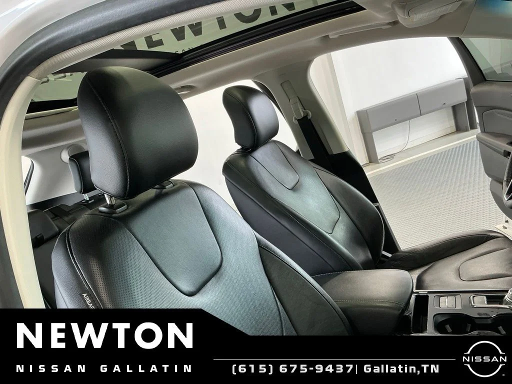 Used 2019 White Platinum Clearcoat Metallic Ford Titanium image 18