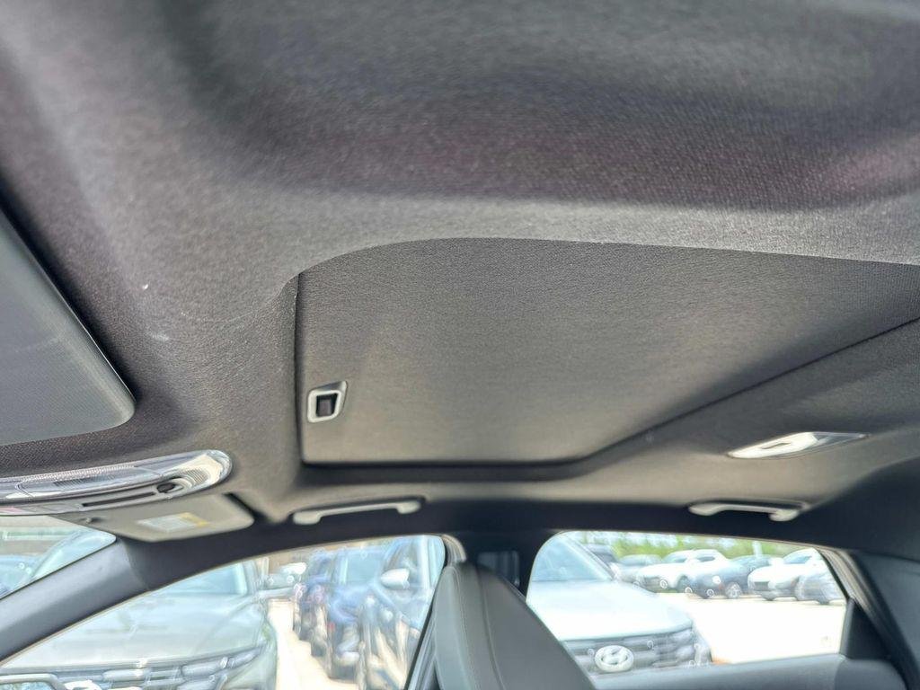 2025 Hyundai Elantra Limited - Photo 9