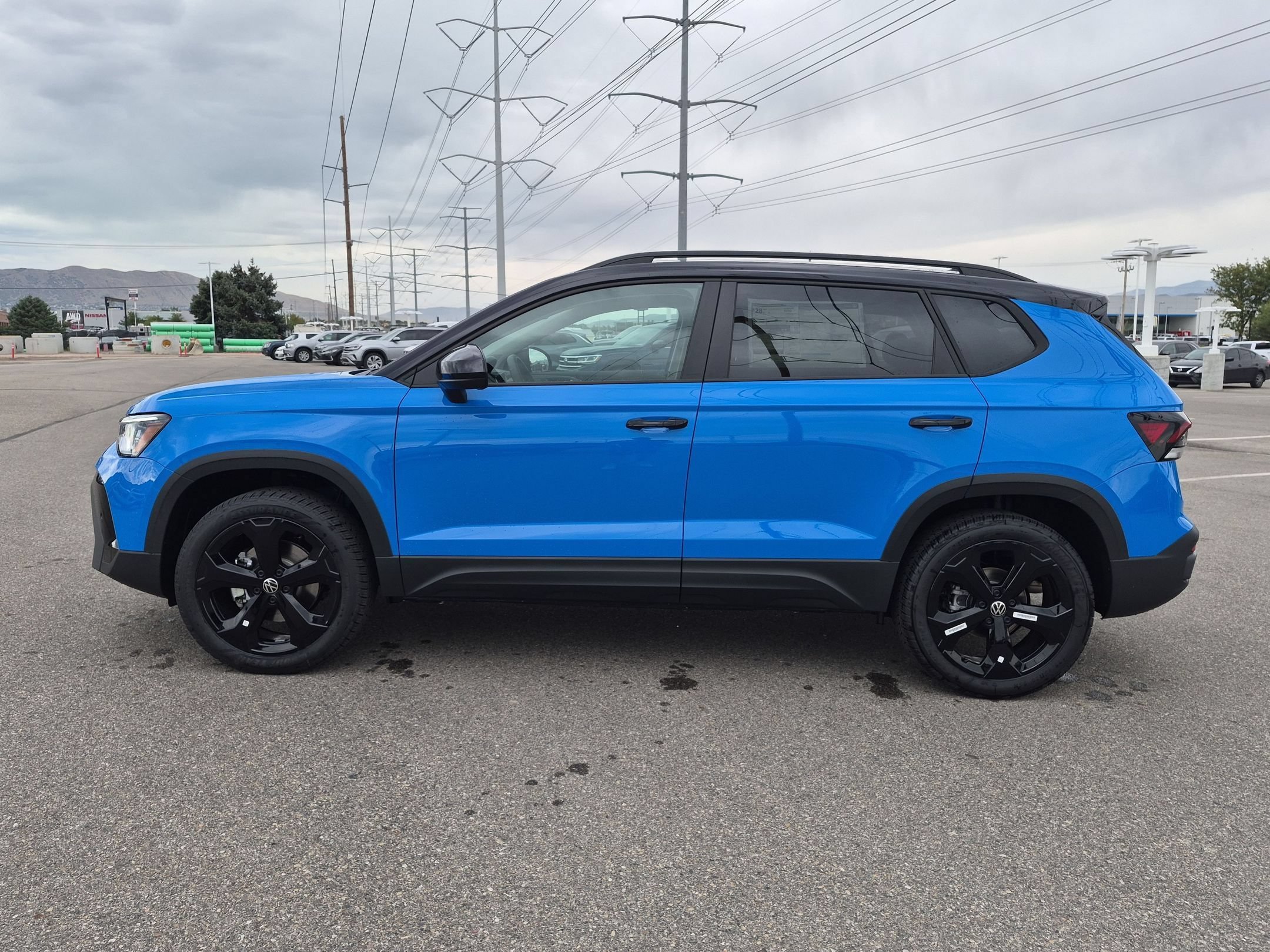 New 2026 Cornflower Blue w/Deep Black Roof Volkswagen SE Black image 7