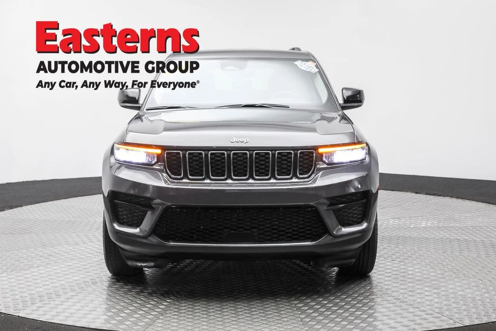 Used 2023 Gray Jeep Laredo image 2