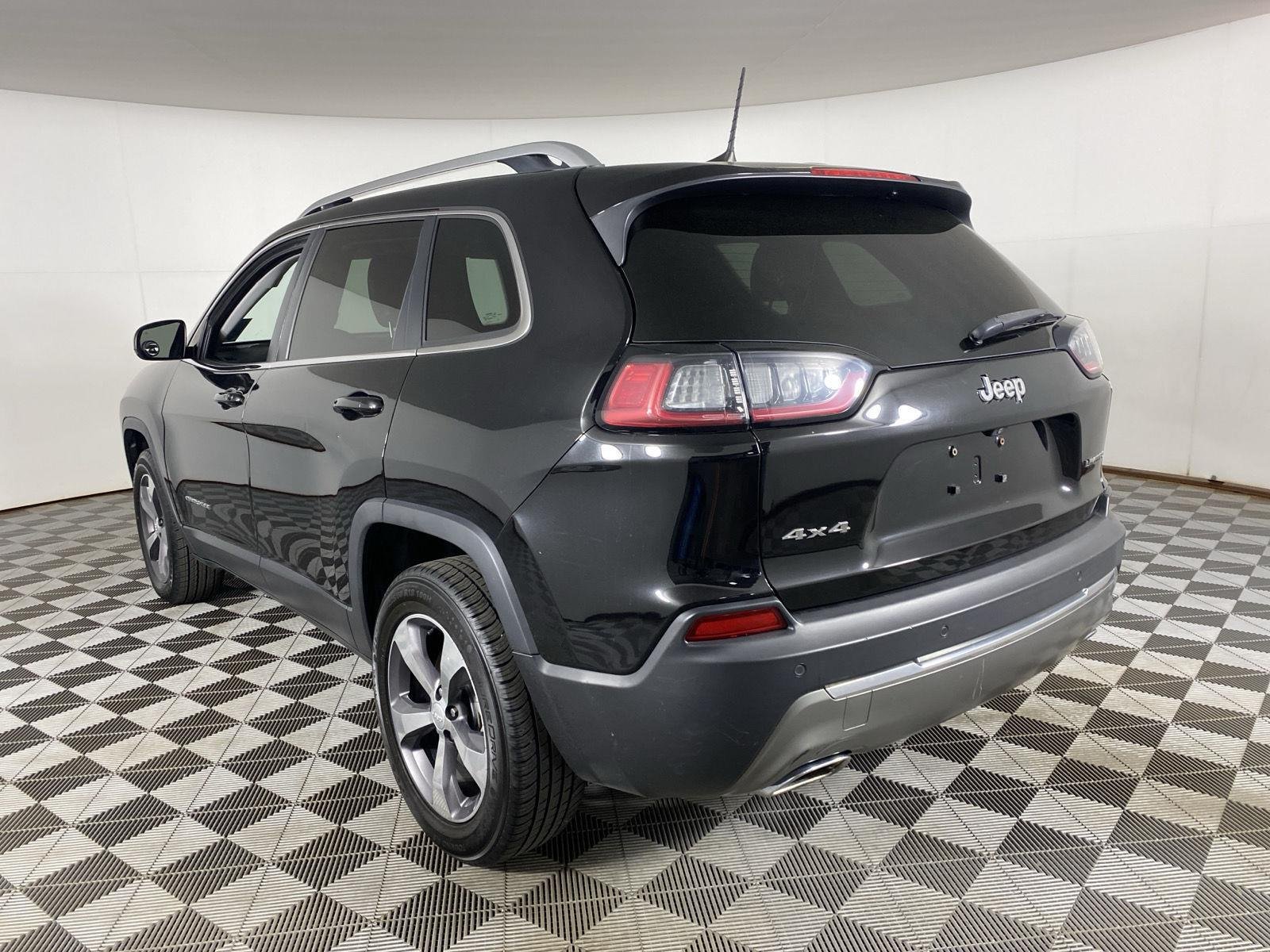 Used 2020 Diamond Black Crystal Pearlcoat Jeep Limited image 8