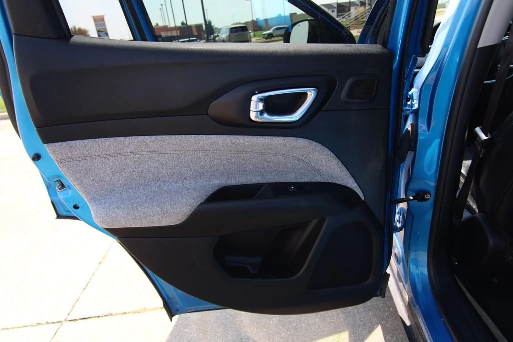Used 2022 Blue Jeep Latitude Lux image 39
