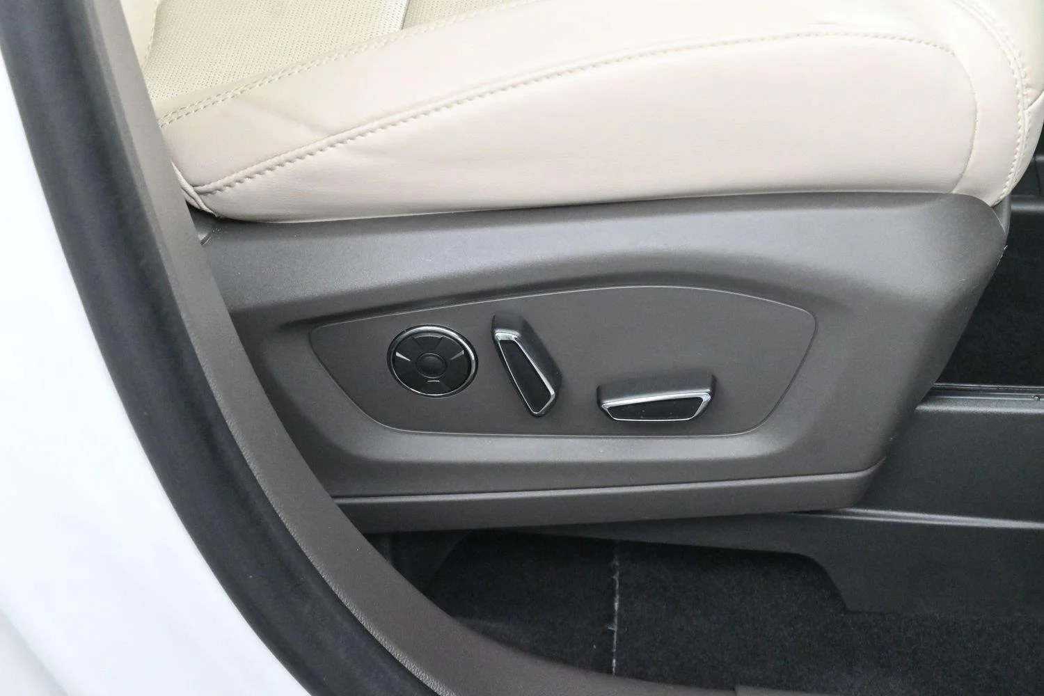 Used 2020 Star White Metallic Tri-Coat Ford Platinum image 35