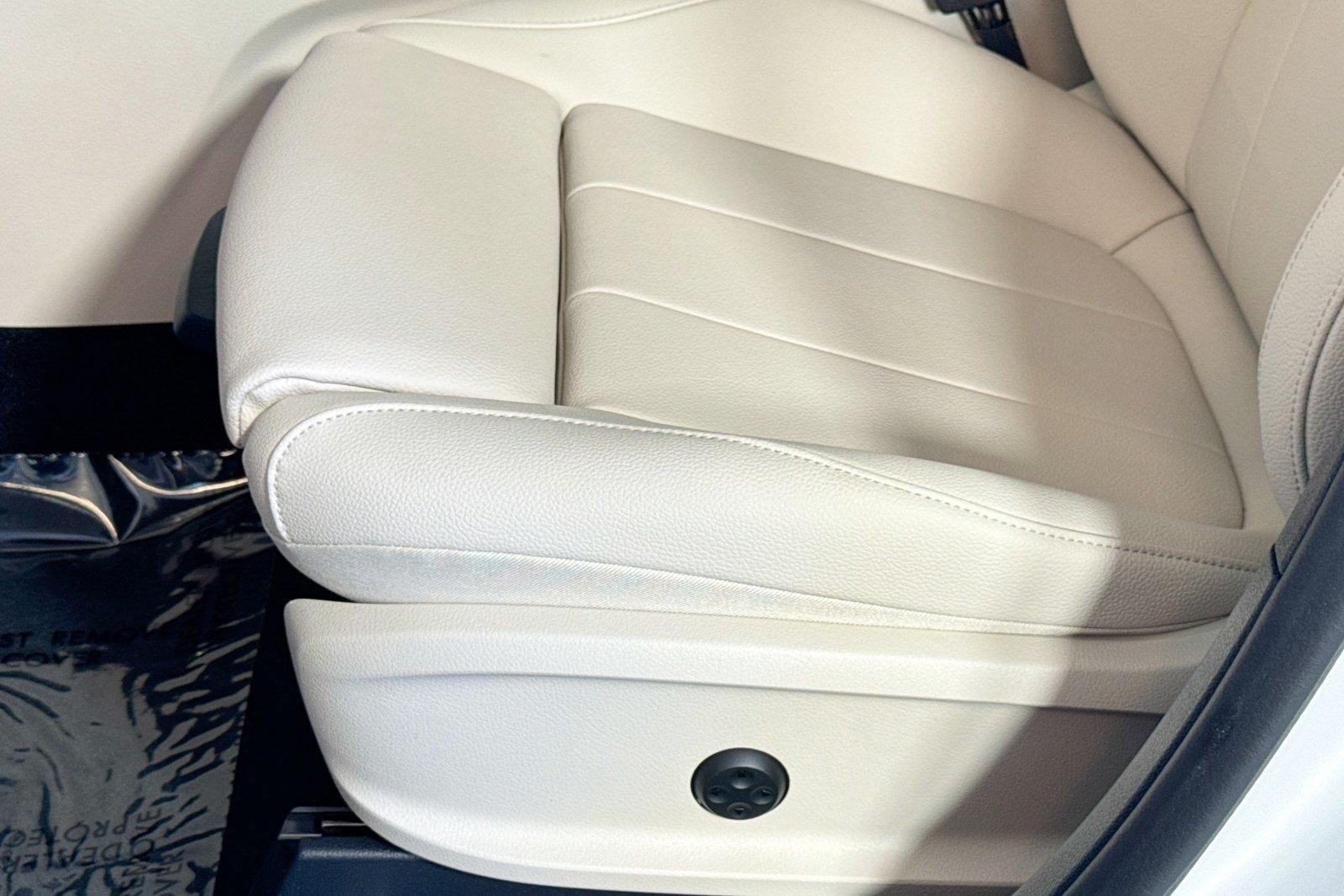New 2026 Polar White Mercedes-Benz GLB 250 image 17