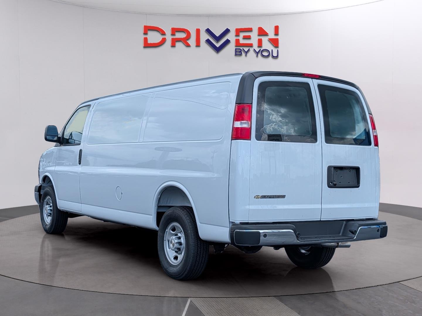 New 2026 Summit White Chevrolet WT image 3