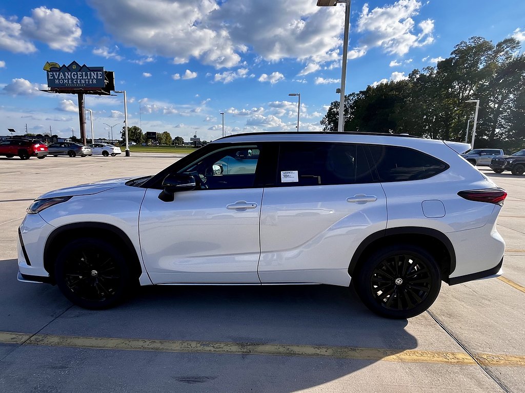 New 2026 Wind Chill Pearl <sup>1</sup> Toyota  XSE image 8