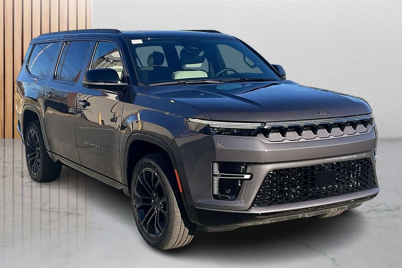 New 2026 Baltic Gray Metallic Clearcoat Jeep Summit Obsidian 29Z image 2