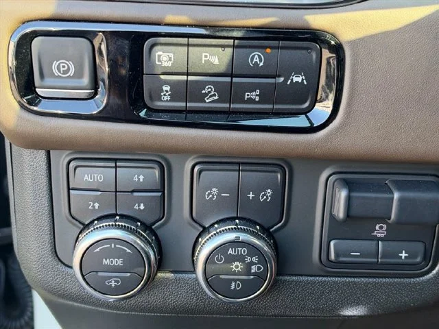 Used 2025 White Frost Tricoat GMC Denali Ultimate image 28