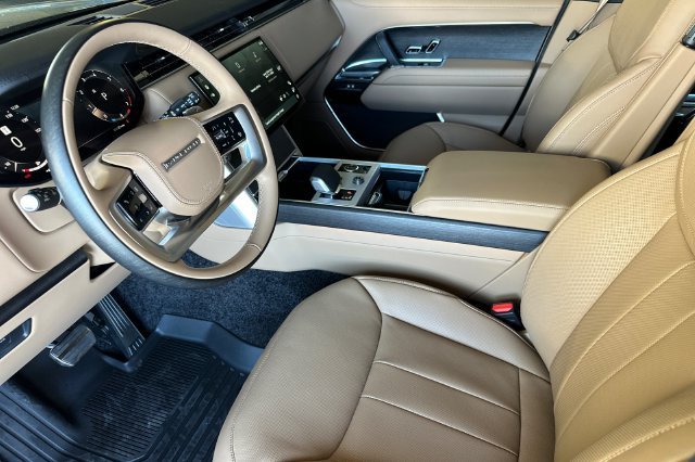 New 2027 Belgravia Green Land Rover SE image 9