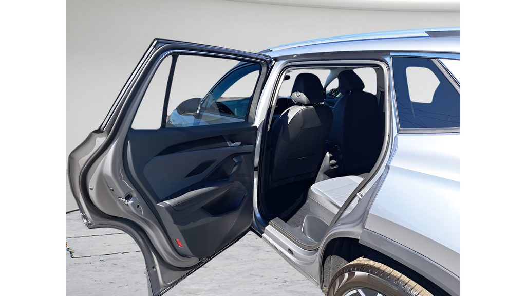 2025 Volkswagen Tiguan SE - Photo 12