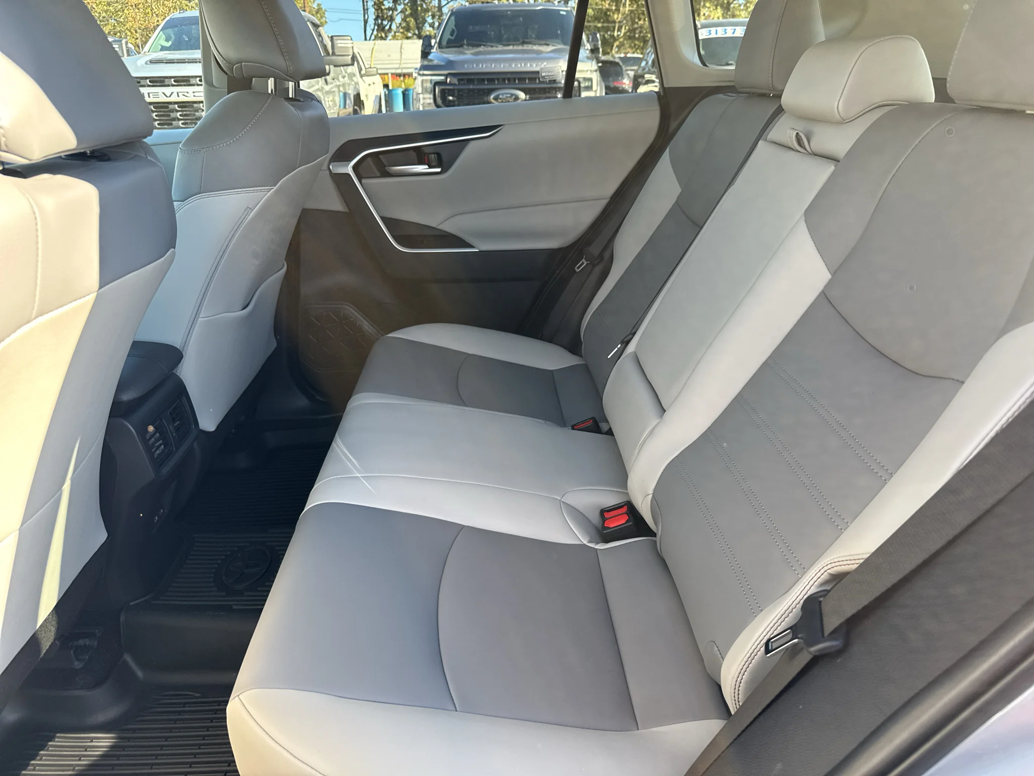 Certified Used 2025 Silver Sky Metallic Toyota XLE Premium image 10