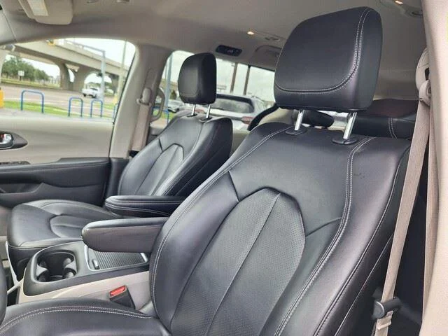 Used 2023 Brilliant Black Crystal Pearlcoat Chrysler Touring L image 11