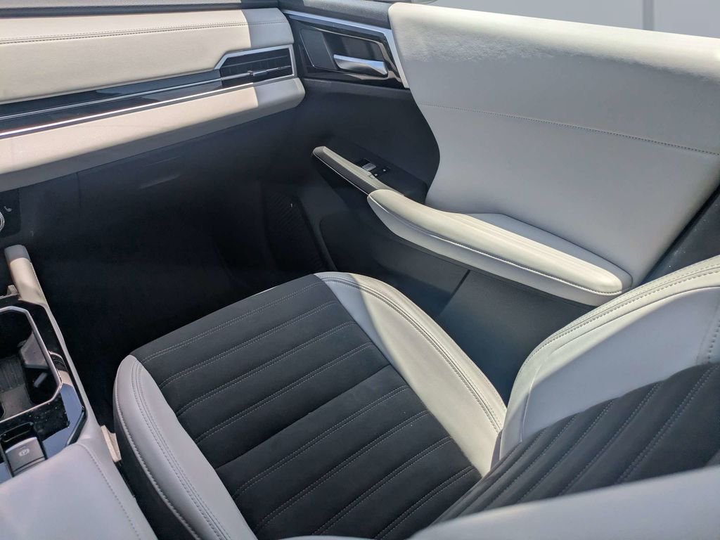 Used 2025  Mitsubishi SE image 18