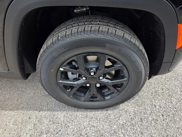 New 2026 Diamond Black Crystal Pearl-Coat Exterior Paint Jeep Altitude image 16