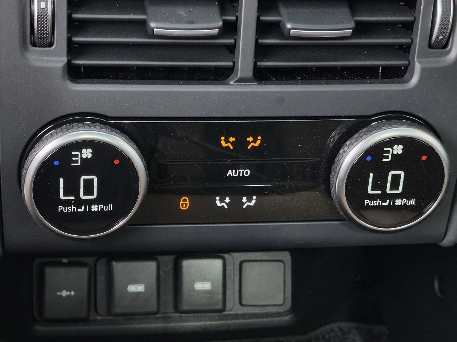 Used 2024 Fuji White Land Rover Metropolitan Edition image 23