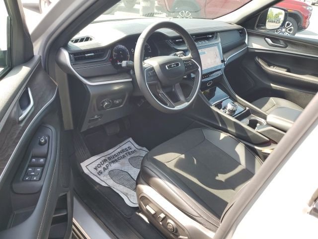 New 2026 Silver Zynith Exterior Paint Jeep Laredo Altitude image 12