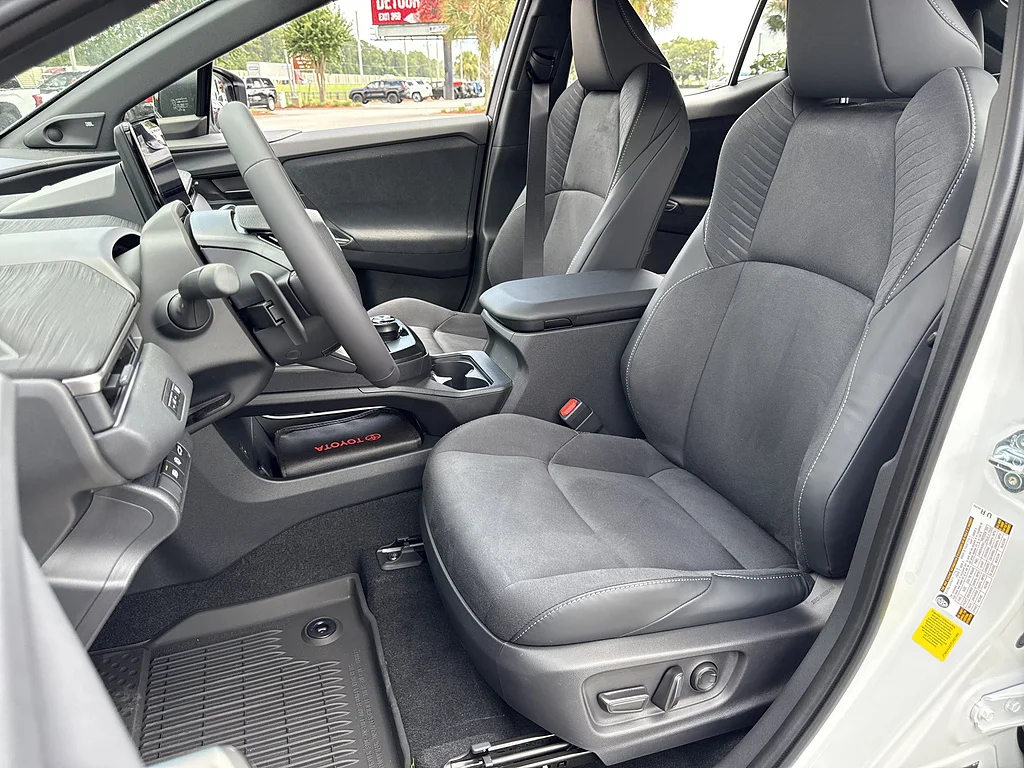 New 2026 Wind Chill Pearl w/Midnight Black Metallic Roof Toyota XSE image 18