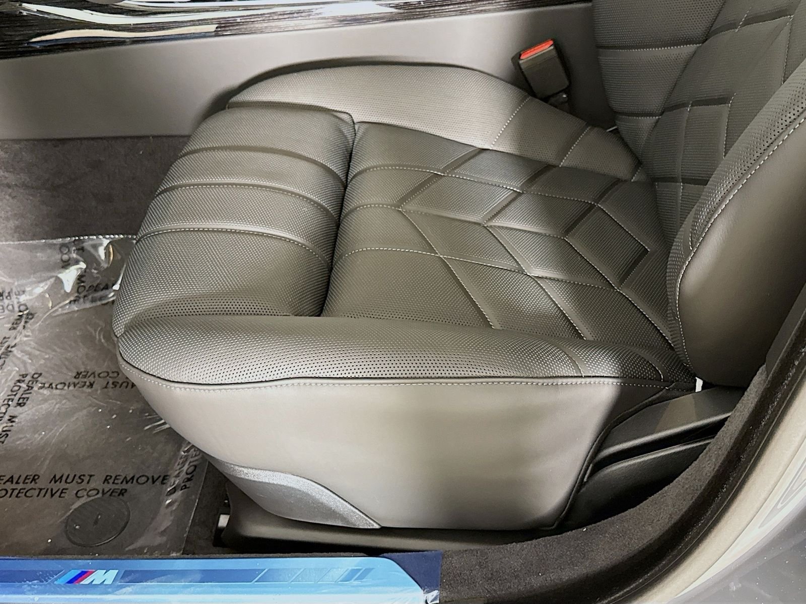 New 2026 Dravit Grey Metallic BMW 750e xDrive image 20