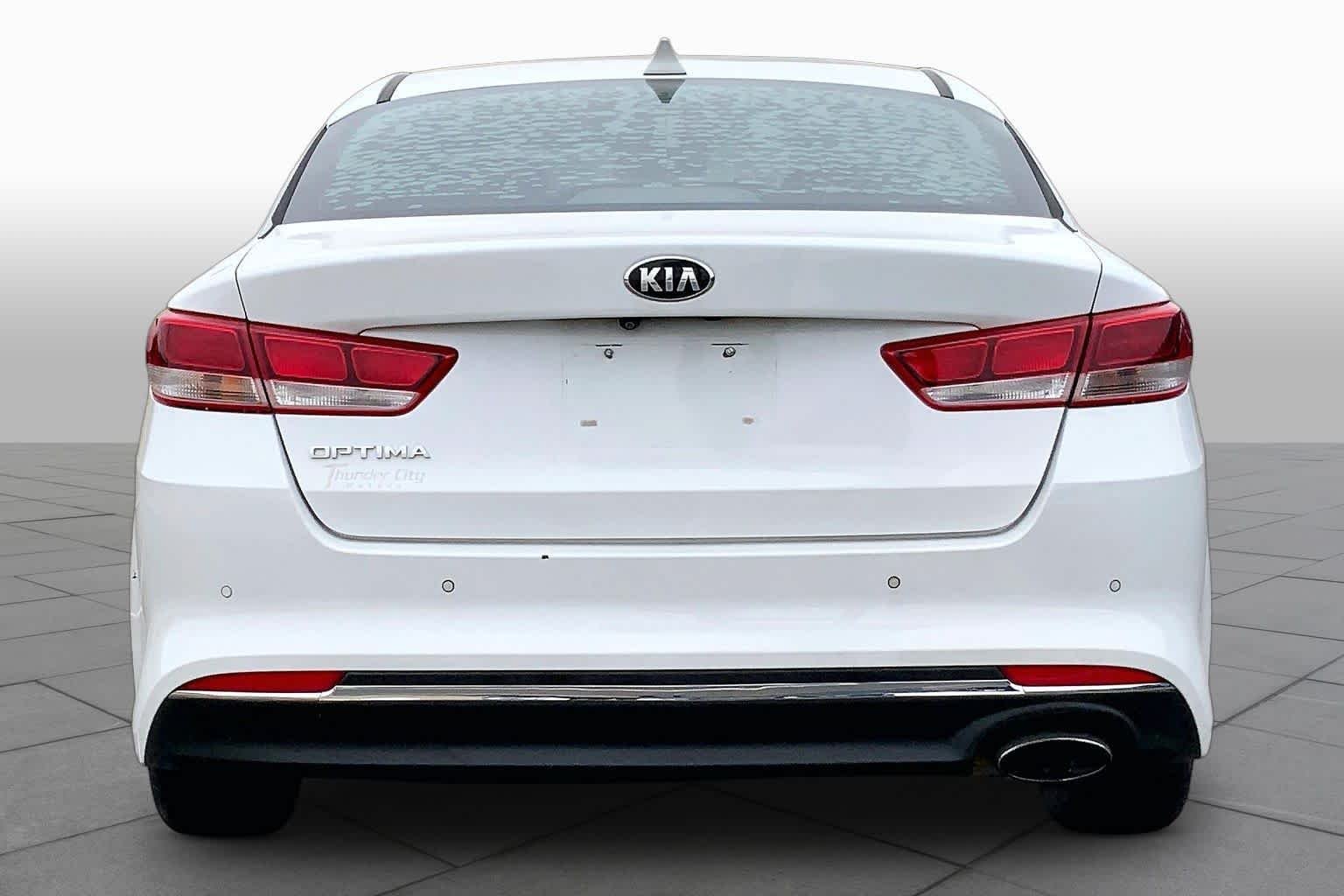 Used 2018 Snow White Pearl Kia LX image 5