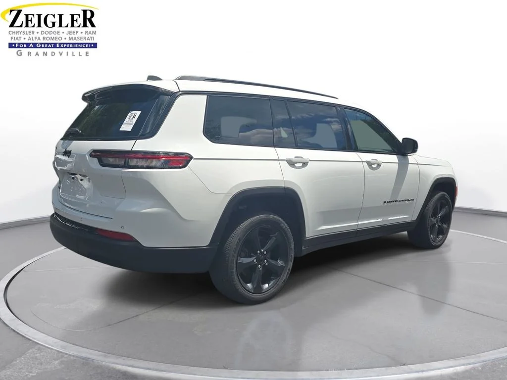 Used 2023 White Jeep Altitude image 5