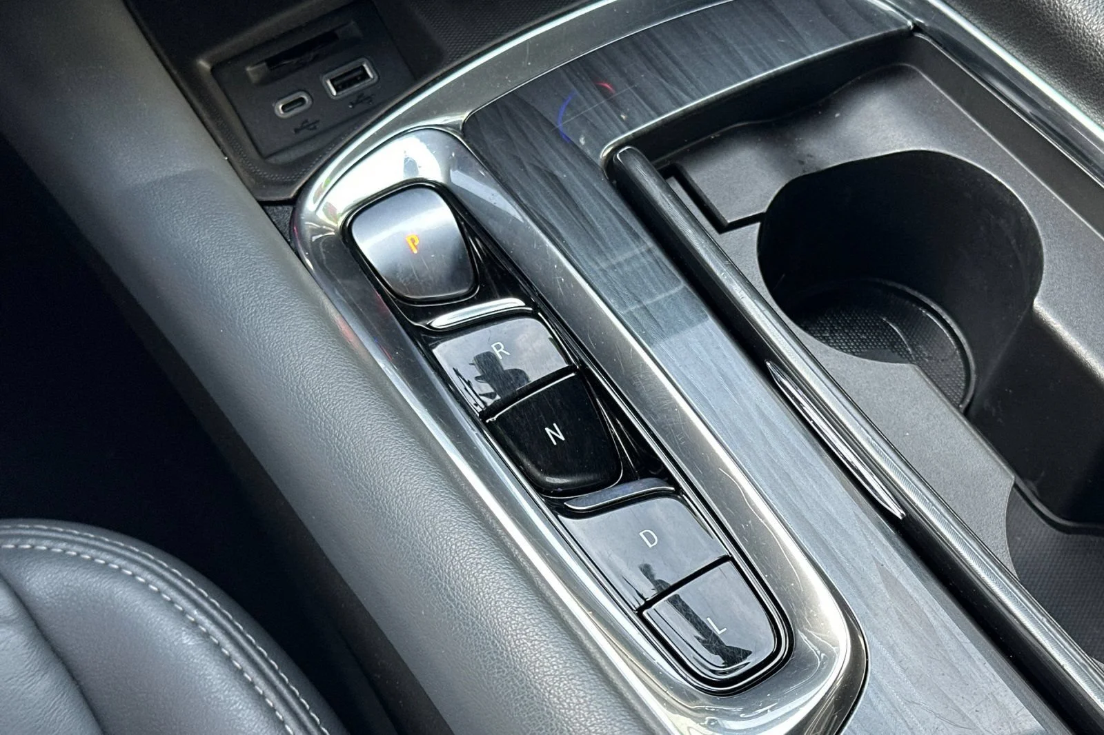 Used 2022 Summit White Buick Essence image 21