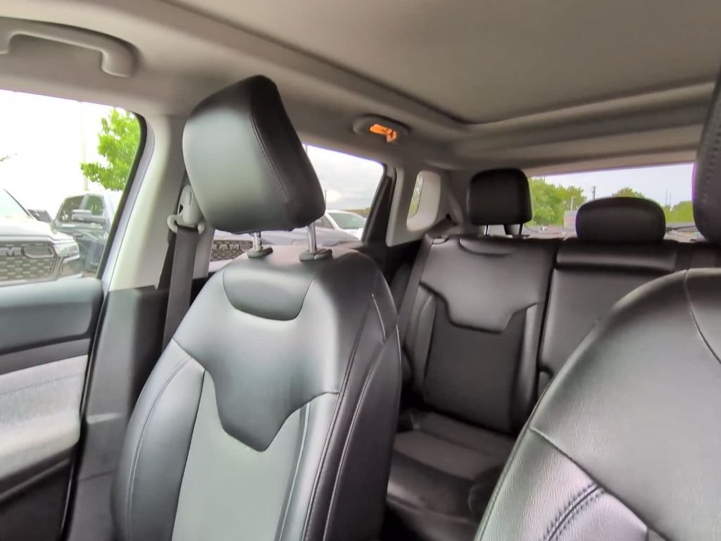 Used 2022 White Jeep Latitude image 39