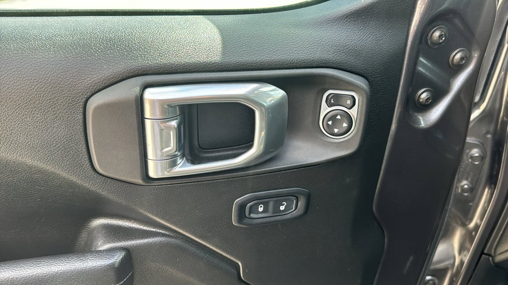 Used 2022 Gray Jeep Sport S image 11