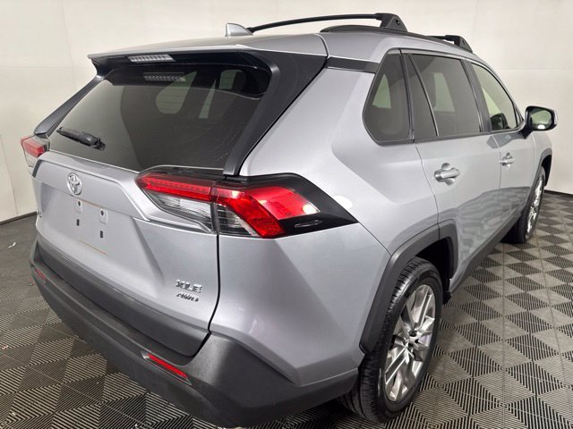 Used 2019 Silver Toyota XLE Premium image 3