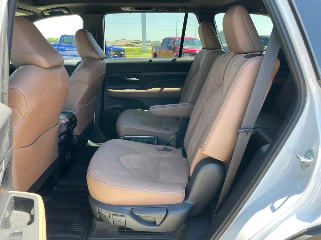Used 2025 White Toyota MAX Platinum image 8