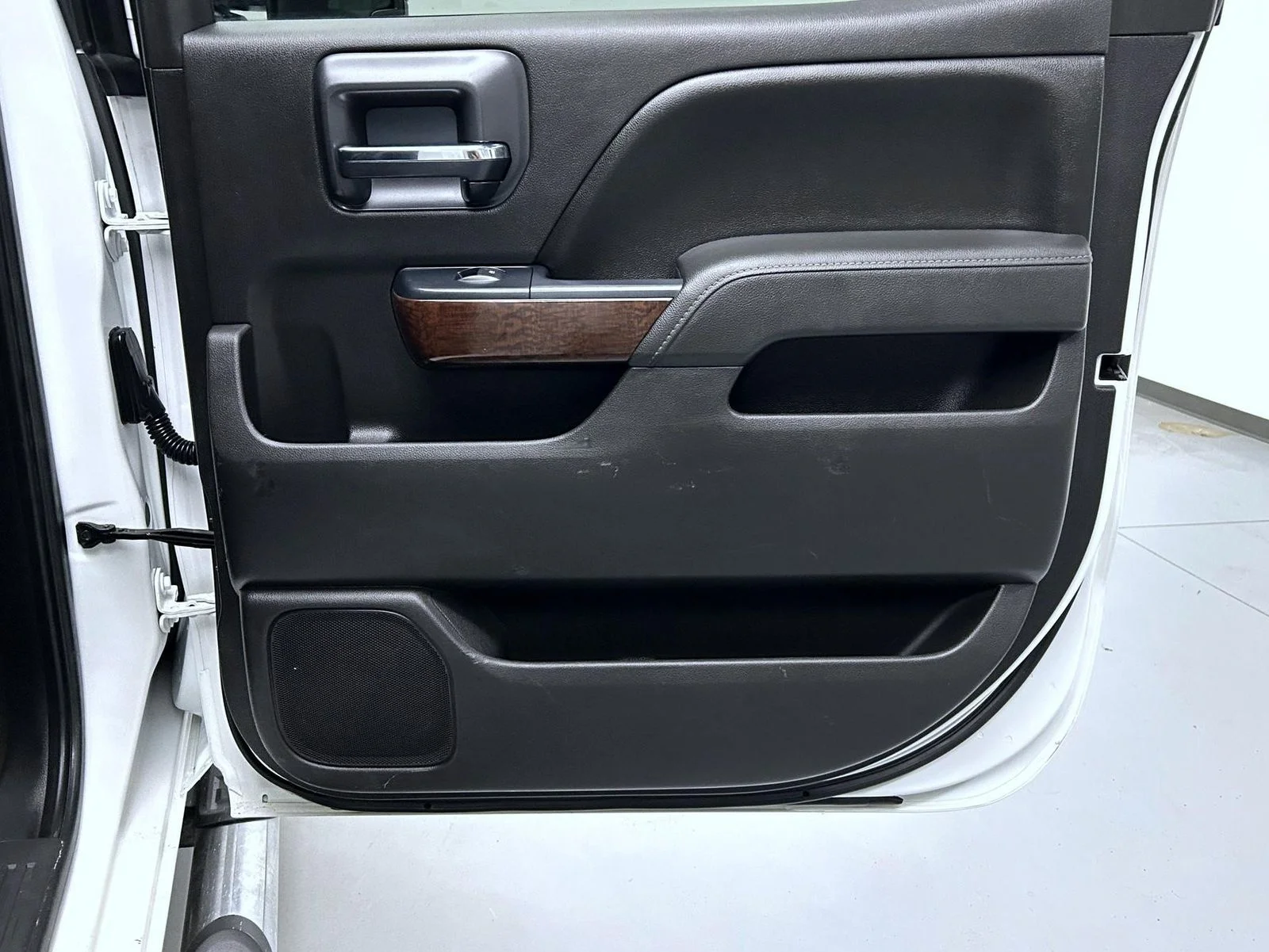 Used 2016 White GMC SLT image 17