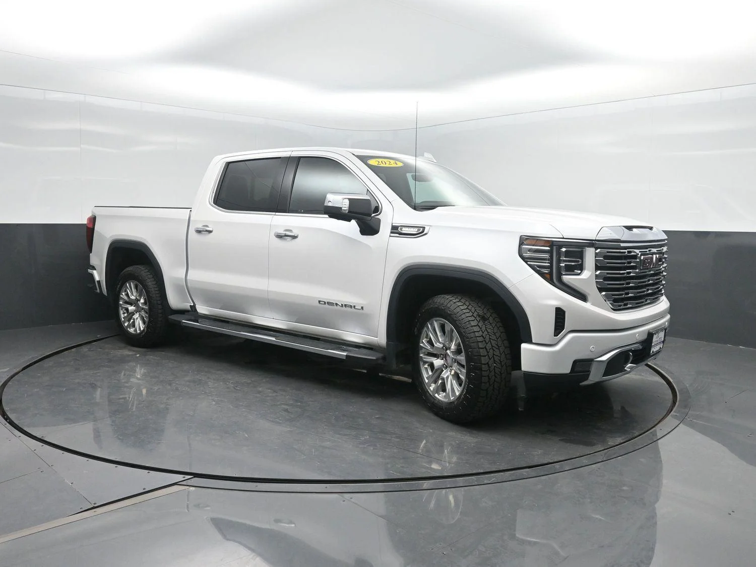 Used 2024 White Frost Tricoat GMC Denali image 4