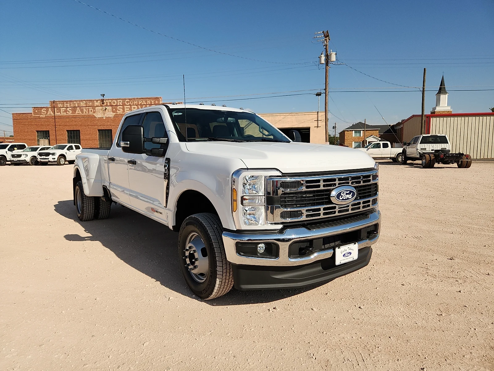 New 2027 Oxford White Ford XLT image 1