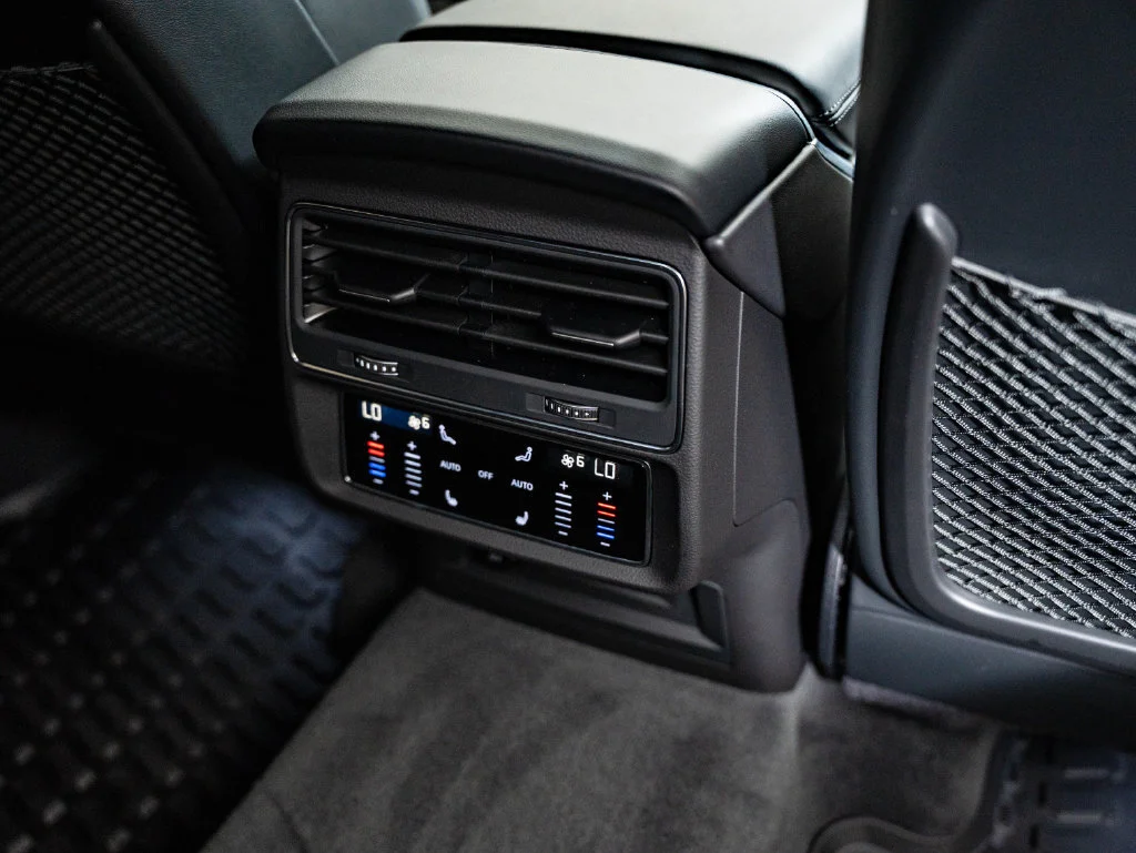 Used 2025 Mythos Black Metallic Audi 4.0T image 35
