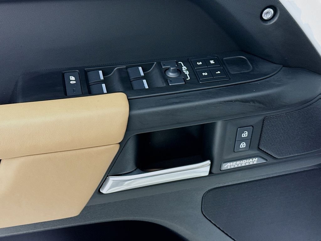 New 2026 Fuji White Land Rover X-Dynamic SE image 19