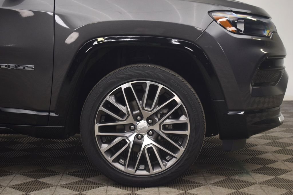 Used 2019 Granite Crystal Metallic Clearcoat Jeep Latitude image 29