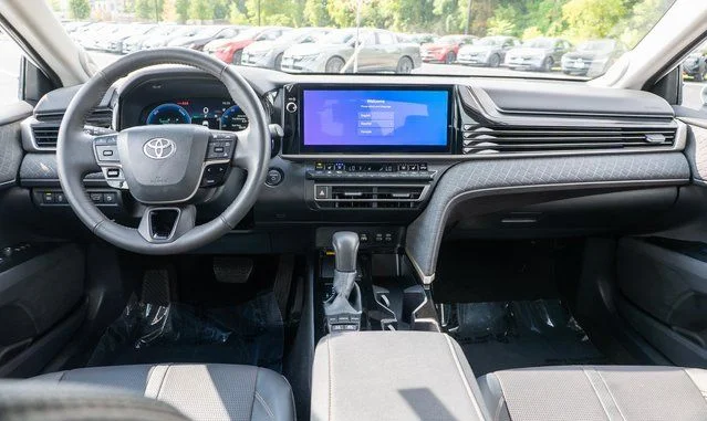 Used 2025 Pearl Toyota XLE image 17