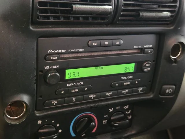 Used 2004 Red Ford Edge image 18