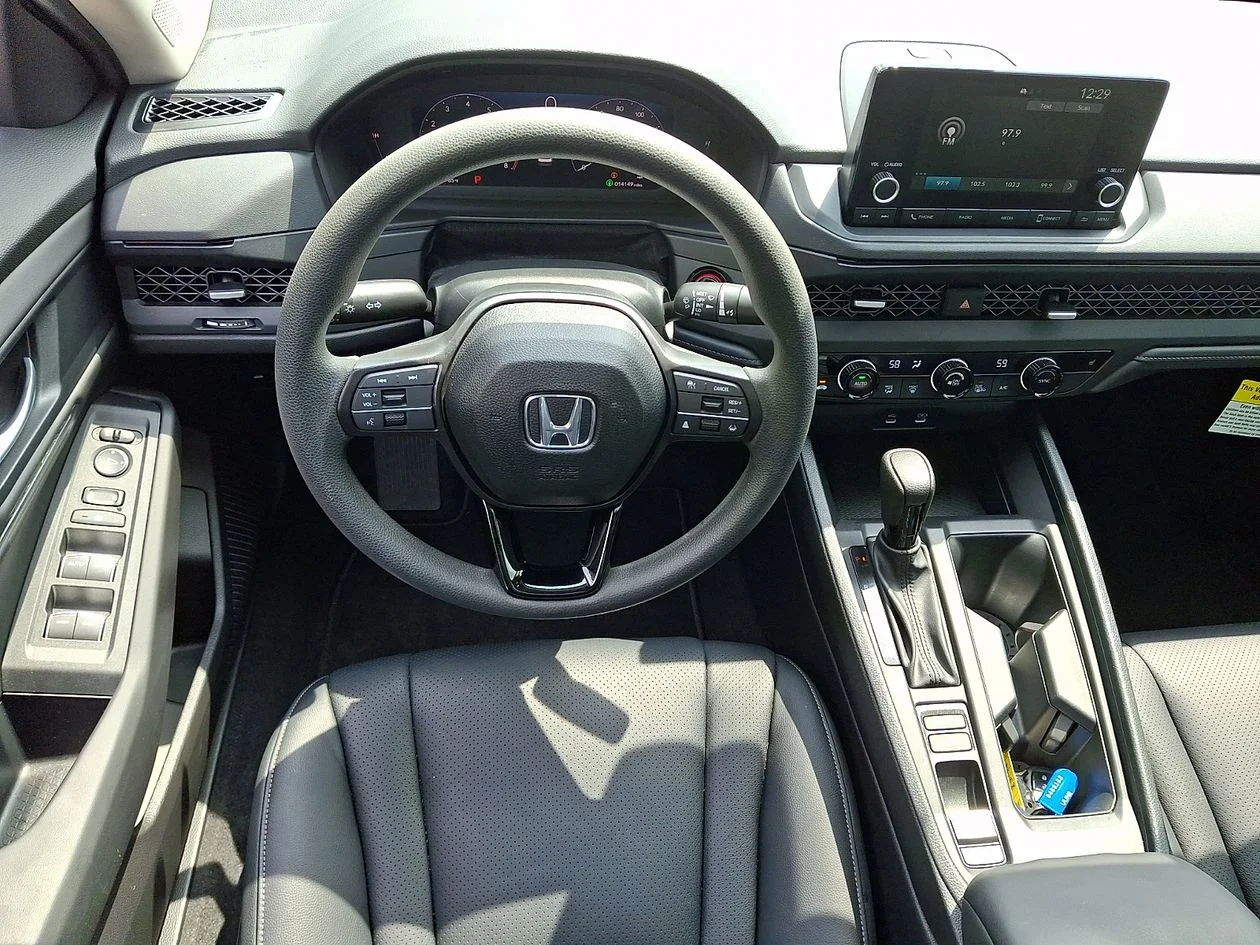 Used 2025  Honda SE image 11
