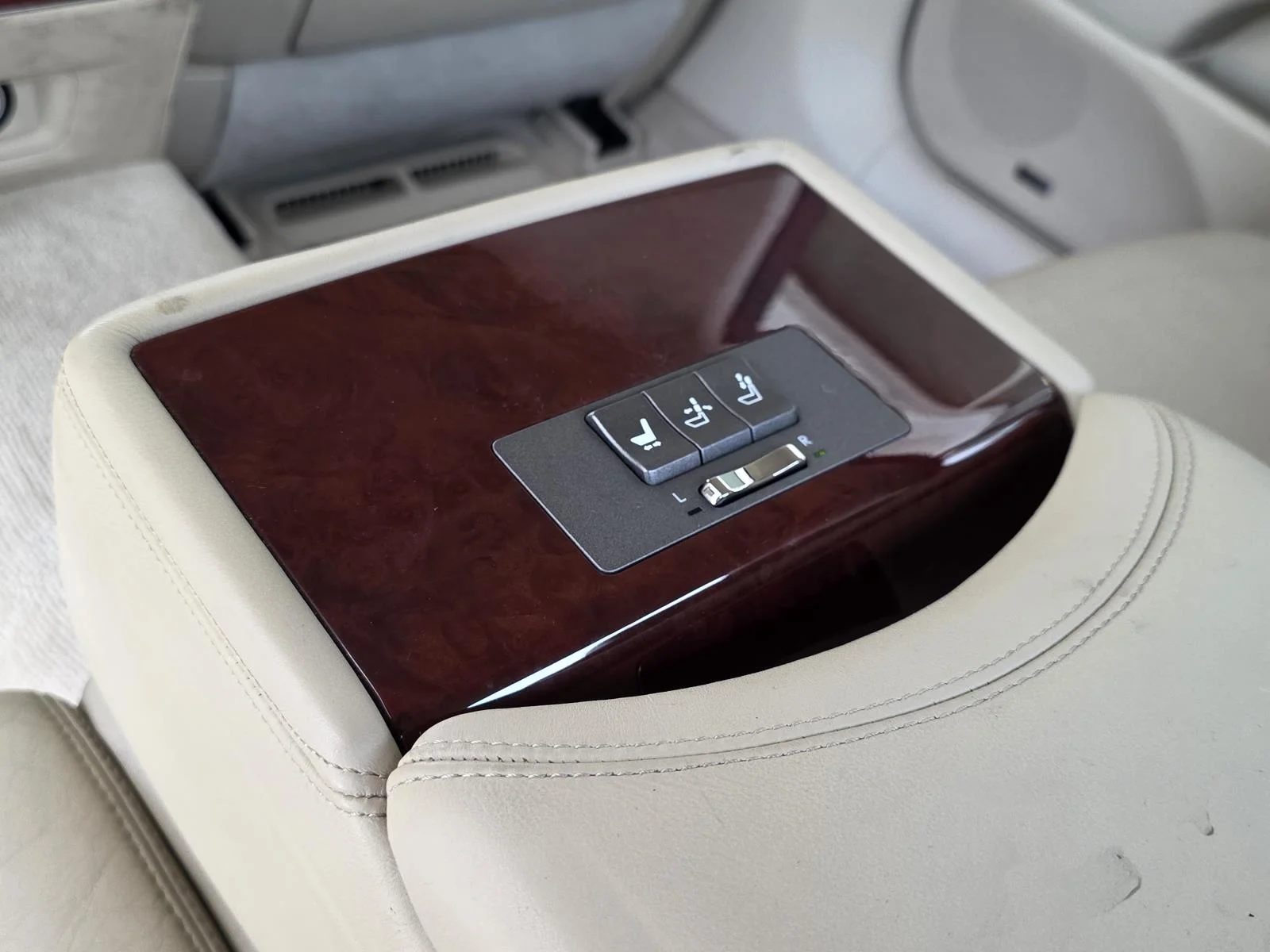 Used 2008  Lexus 460 L image 11