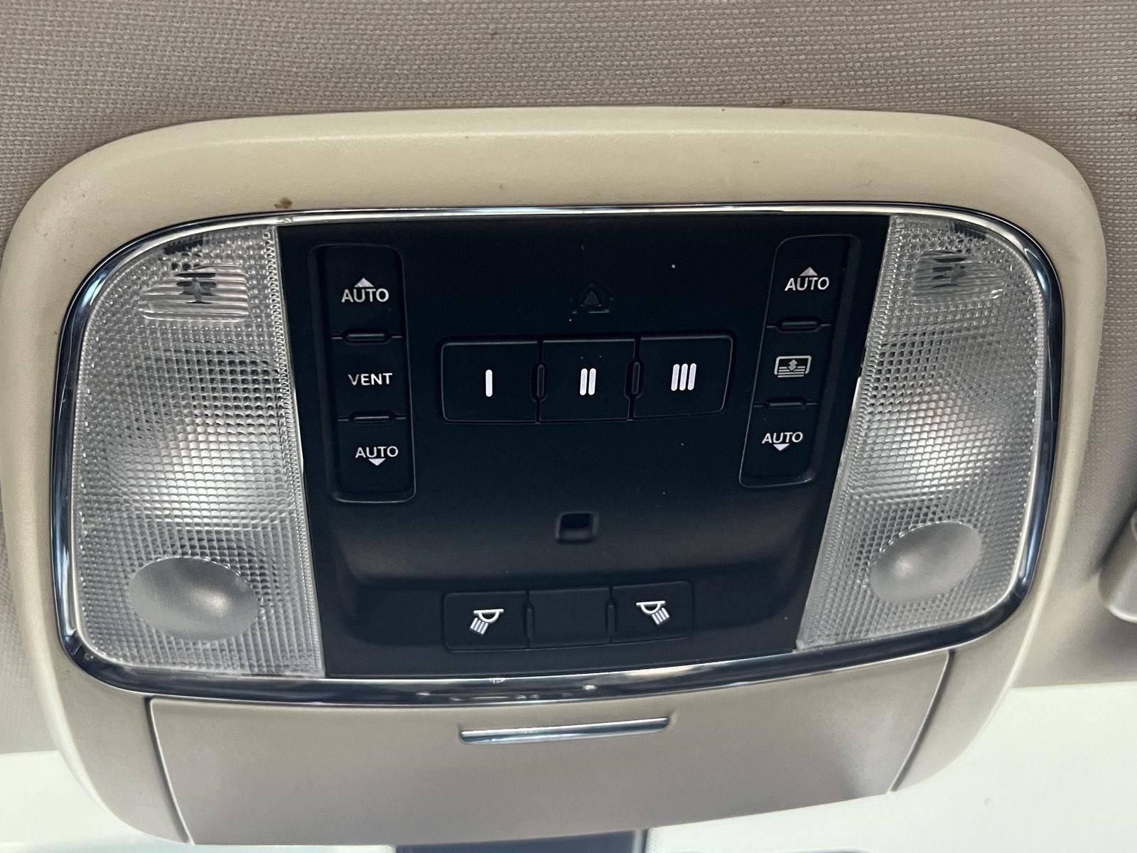 2016 Chrysler 300 C - Photo 30
