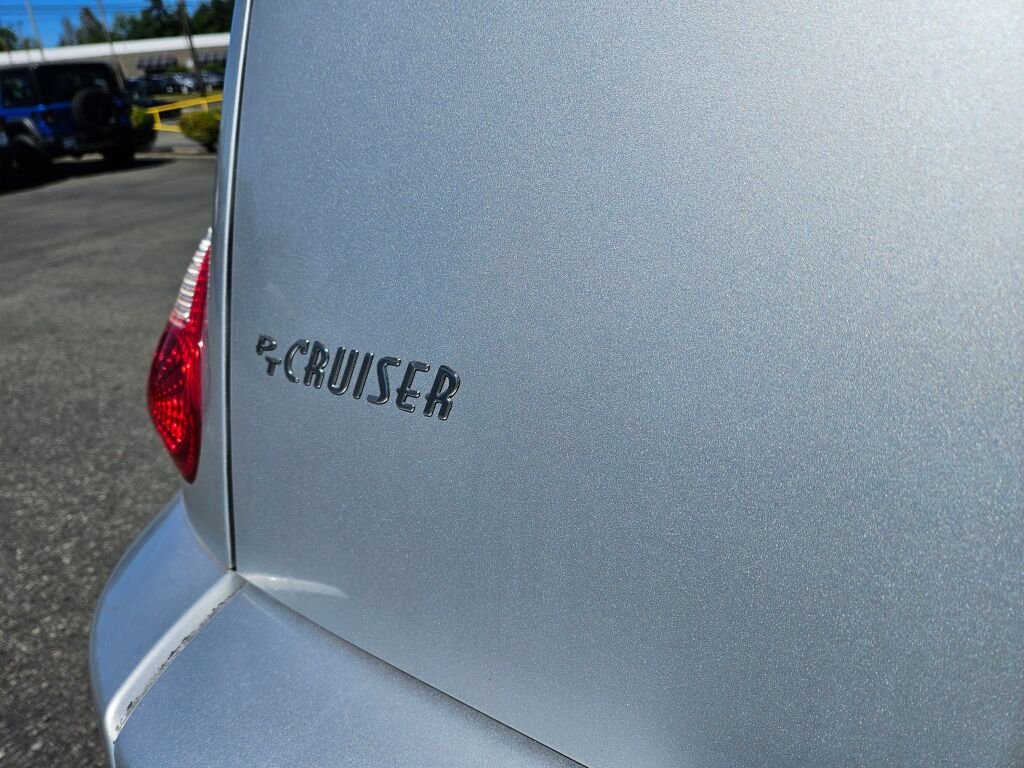 Used 2009 Bright Silver Metallic Clear Coat Chrysler LX image 11