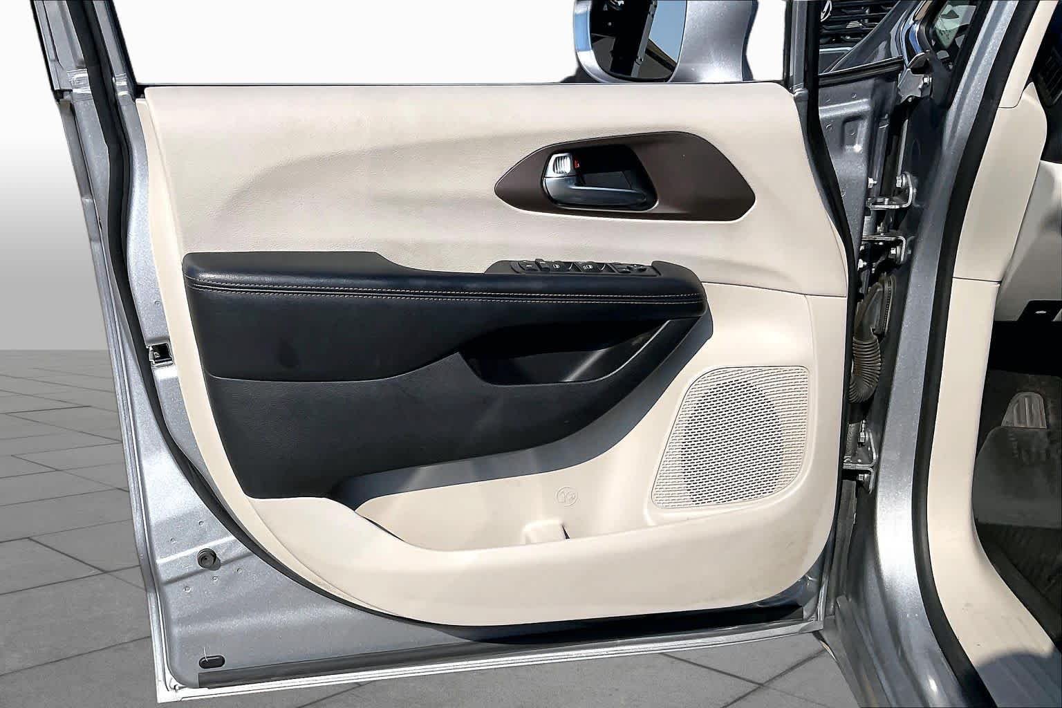 Used 2019 Billet Silver Metallic Clearcoat Chrysler Touring Plus image 20