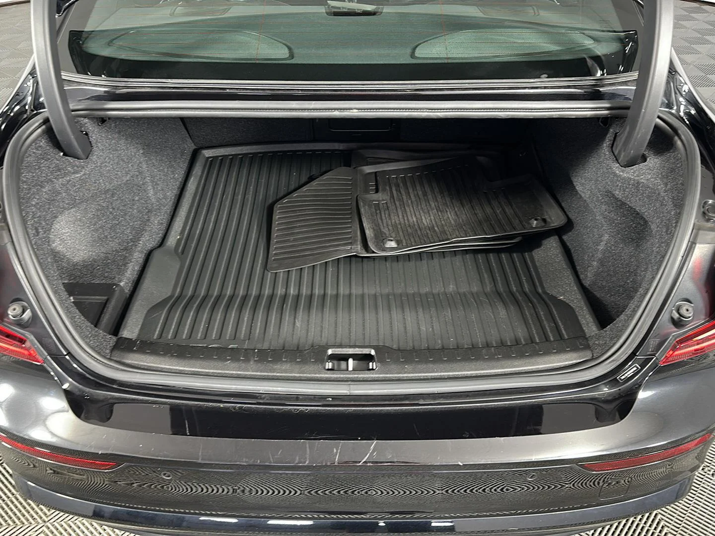 Used 2024 Onyx Black Metallic Volvo Plus Black Edition image 10