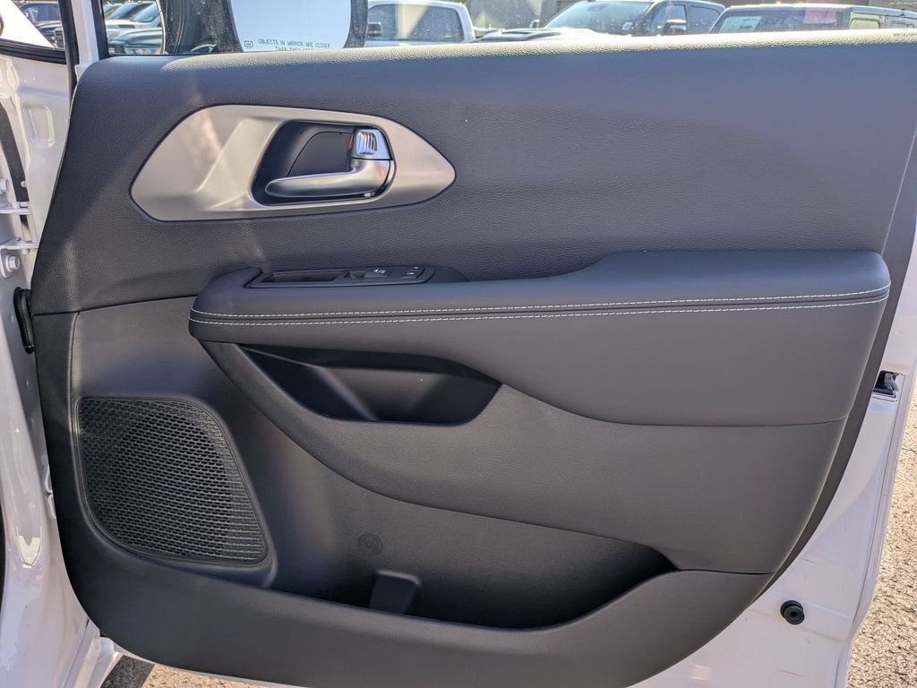2026 Chrysler Pacifica Select - Photo 17