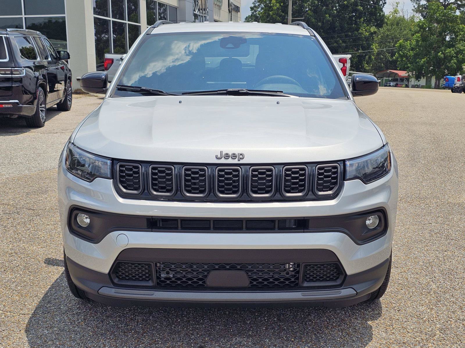 New 2026 Silver Zynith Metallic Clearcoat Jeep Latitude Altitude image 2