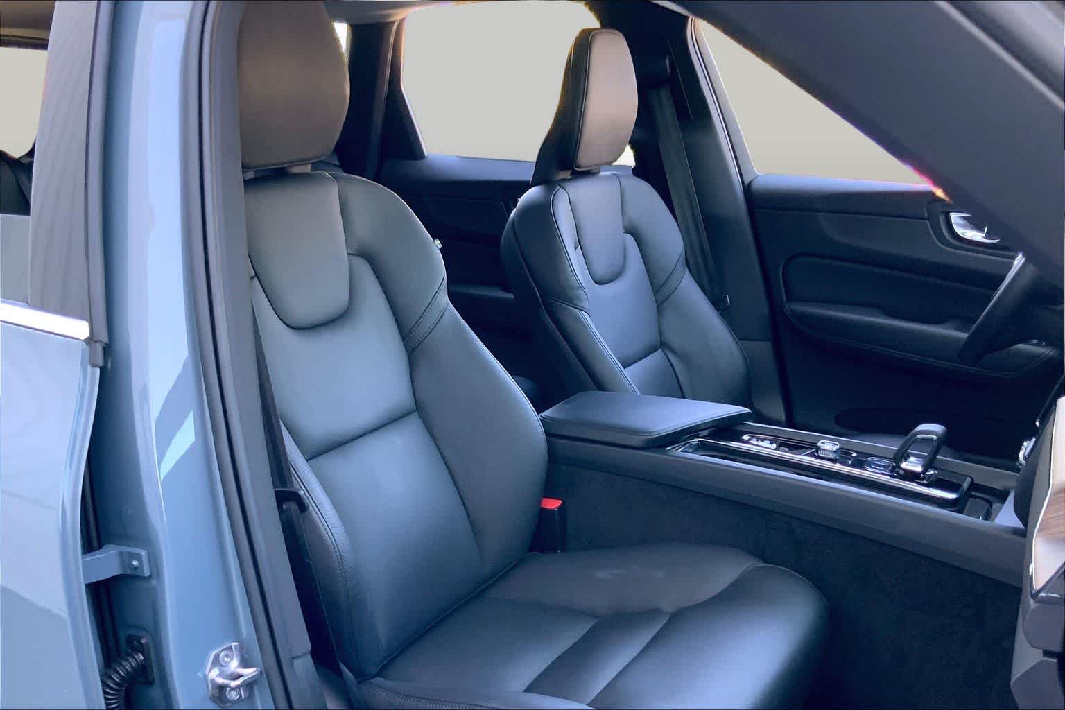 Used 2022 Platinum Grey Metallic Volvo Momentum image 9