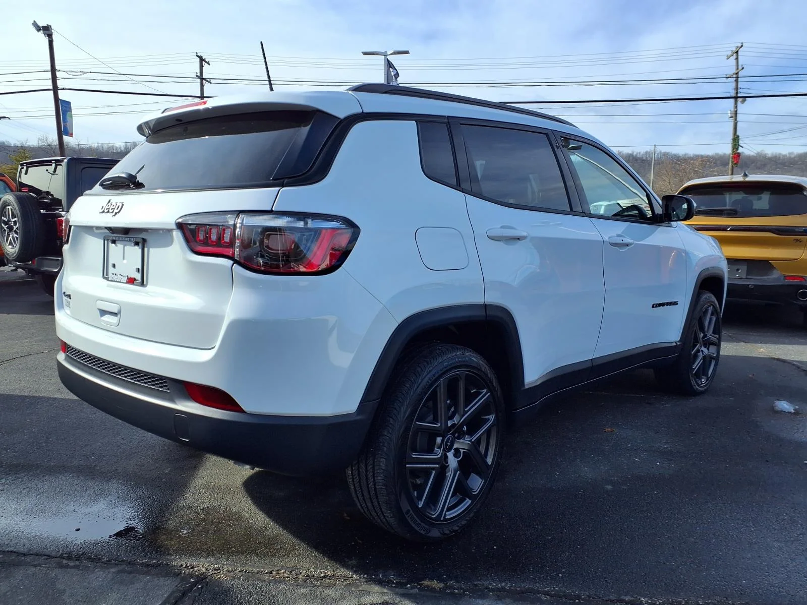 New 2026 Bright White Clear-Coat Exterior Paint Jeep Latitude image 2
